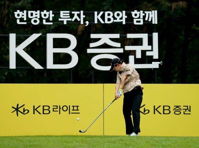 이지민이 ‘KB금융 골든라이프 챔피언십’ 1라운드에서 힘찬 티샷을 하고 있다. 사진=강병구 기자
