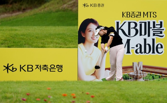김연서가 ‘KB금융 골든라이프 챔피언십’ 1라운드에서 강한 임팩트로 티샷하고 있다. 사진=강병구 기자