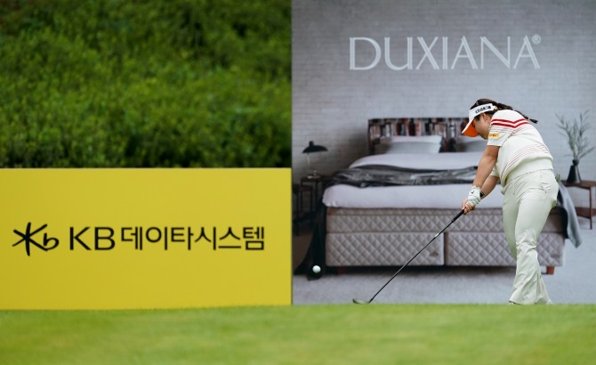 정민서가 ‘KB금융 골든라이프 챔피언십’ 1라운드에서 티샷을 날리고 있다. 사진=강병구 기자