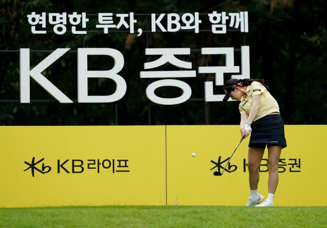 아마추어 윤다감이 ‘KB금융 골든라이프 챔피언십’ 1라운드에서 힘차게 티샷하고 있다. 사진=강병구 기자