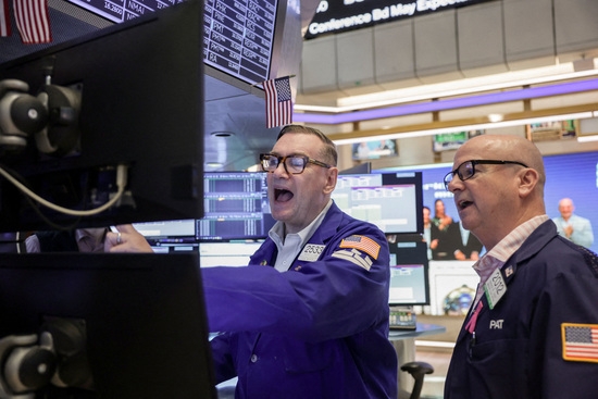 뉴욕증권거래소(NYSE)에서 트레이더들이 거래장에서 일하고 있다. 사진=로이터
