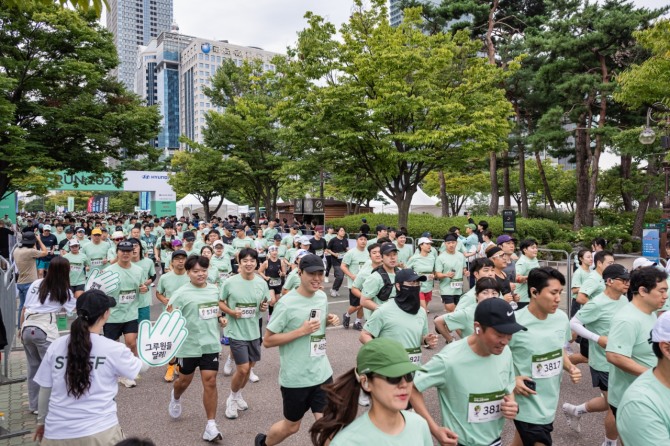 서울 여의도공원에서 12일 열린 '포레스트런 2026 파이널런'에서 참가자들이 10km 코스를 달리고 있다. 이번 행사에는 6500명이 참가했으며 현대차는 참가권 구매로 조성된 기부금 등을 기반으로 WFP에 나무 10만그루를 기부했다. 사진=현대자동차