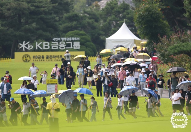 1번홀 갤러리들. 사진=KLPGA 박준석 포토