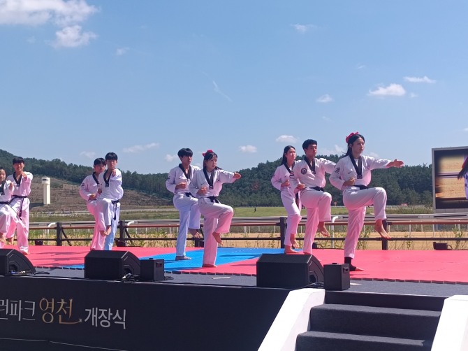 아리랑태무시범단이 렛츠런파크 영천 개장식에서 태권무 공연을 선보이고 있다. 사진=박근호 기자