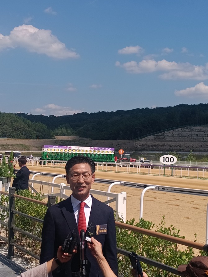 김병삼 영천시장이 렛츠런파크 영천 개장식 현장에서 취재진과 인터뷰하고 있다. 사진=박근호 기자