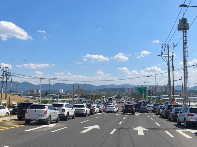 13일 렛츠런파크 영천 개장식에 방문객 차량이 몰리면서 경마장 진입도로와 주변 도로에 차량 행렬이 길게 이어져 있다. 이날 1746면 규모의 고객주차장은 식전공연을 앞두고 만차가 됐다. 사진=박근호 기자