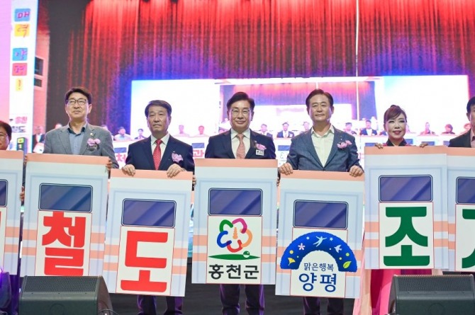 전진선 양평군수(가운데)가 용문~홍천 광역철도 예타통과 기념 촬영하고 있는 모습. 사진=양평군