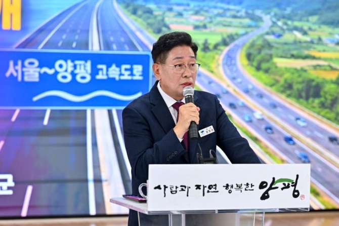 전진선 양평군수가 올 3월 서울~양평 고속도로 사업 재개에 따른 브리핑을 진행하고 있다. 사진=양평군