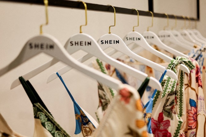 브라질 상파울루에 위치한 패스트 패션 브랜드 쉬인(Shein) 사무실에 옷들이 걸려 있다. 사진=로이터
