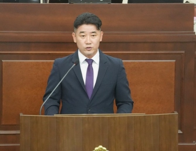 공유신 양산시의원이 양산시의회 본회의에서 ‘2026 양산 방문의 해’ 관광 홍보비 집행과 광고 효과를 점검할 필요가 있다고 지적하고 있다. 사진=양산시의회