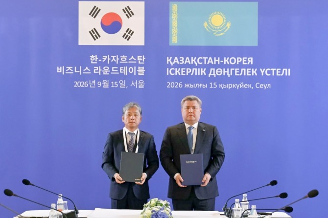 주우정 현대엔지니어링 대표이사(왼쪽)와 알리벡 자마우오프 카작가스 회장이 카라차가낙 가스처리시설 사업이행합의서 체결 후 기념촬영을 하고 있다. 사진=현대엔지니어링