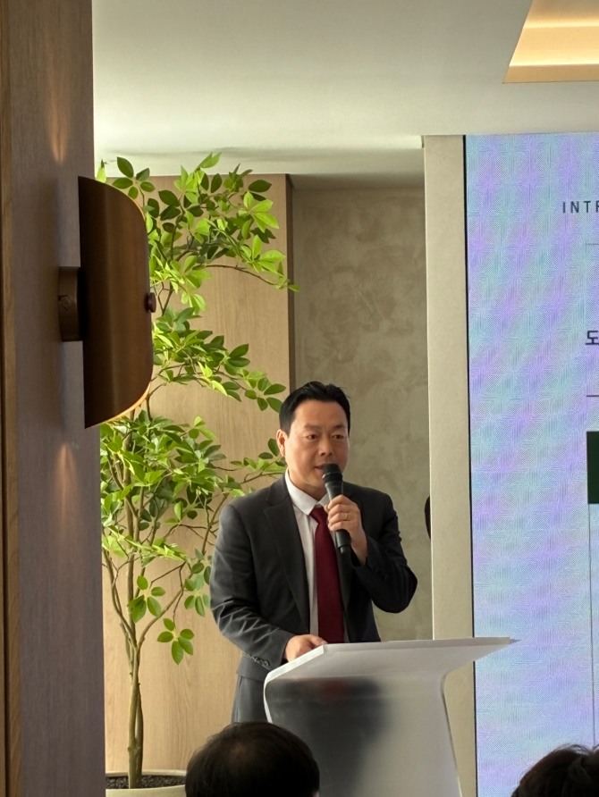 권동혁 롯데건설 주택사업부문 도시정비3팀 수석 그룹장이 15일 서울 목동에서 열린 롯데건설 ‘르엘 라운지’에서 발표하고 있다. 사진=이태윤