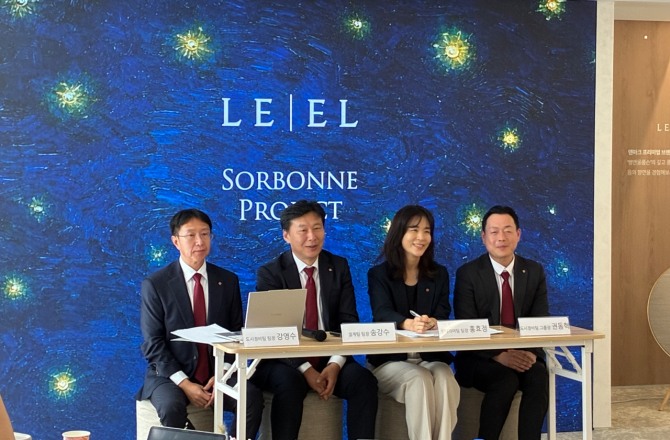 15일 서울 목동 르엘 라운지에서 열린 프레스데이에서 롯데건설 관계자들이 발표를 마친 뒤 기자들과 질의응답을 진행하고 있다. 왼쪽부터 강영수 도시정비사업 팀장, 송강수 설계팀 팀장, 홍효정 인테리어팀 팀장, 권동혁 도시정비팀 그룹장. 사진=이태윤
