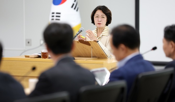 추미애 지사가 지난 16일 열린 주간회의에서 민선 8기 당시 예산 부서 간 소통 부족을 언급하고 있다. 사진=경기도