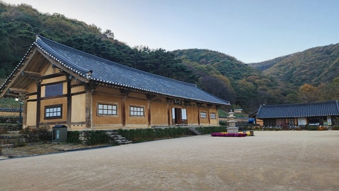 거조사 영산전 전경. 고려 우왕 원년인 1375년 세워진 정면 7칸·측면 3칸의 목조건축으로, 1962년 국보로 지정됐다. 사진=영천시 공식 블로그