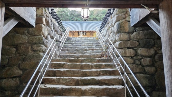 거조사 영산루 아래에서 영산전으로 이어지는 돌계단. 계단을 오르면 삼층석탑과 국보 영산전이 자리한 경내가 펼쳐진다. 사진=영천시 공식 블로그