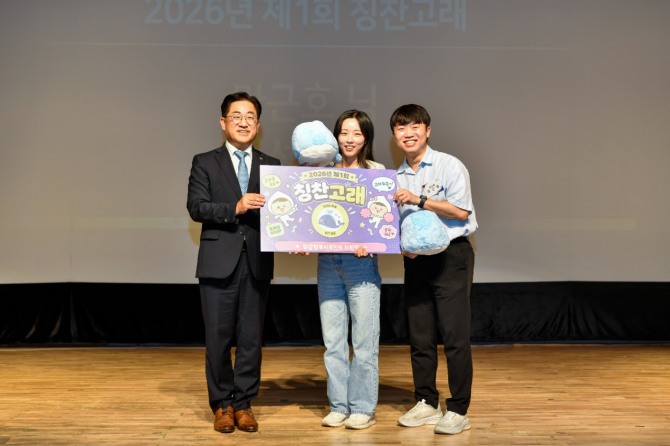 김포시 직원 칭찬고래 첫 수상의 영예는 차량등록과 마근호 주사(오른쪽)에게 돌아갔다. 가운데는 추천자인 민원여권과 천선정.  사진=김포시