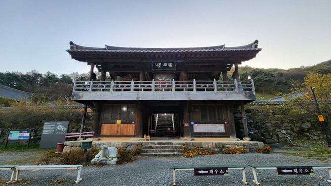 거조사 경내로 들어서는 2층 누각 영산루. 누각 아래 통로를 지나면 영산전과 삼층석탑이 있는 마당으로 이어진다. 사진=영천시 공식 블로그