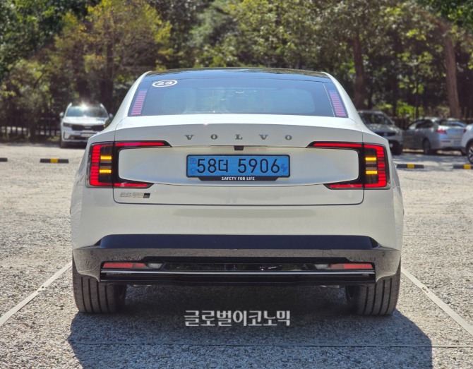 볼보 'ES90 트윈모터 울트라'. 사진=최태인 기자