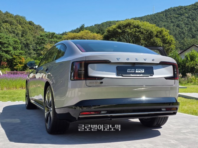 볼보 'ES90 트윈모터 울트라'. 사진=최태인 기자
