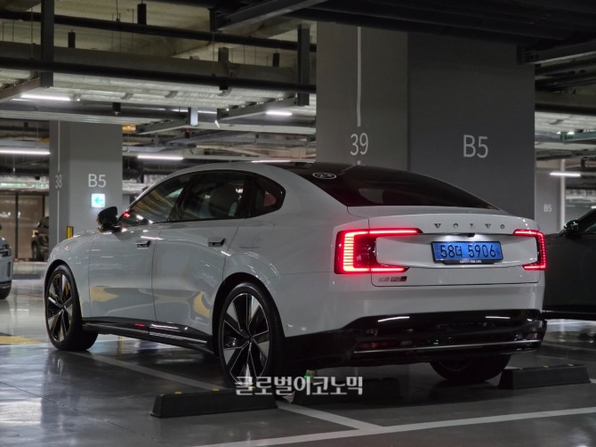 볼보 'ES90 트윈모터 울트라'. 사진=최태인 기자