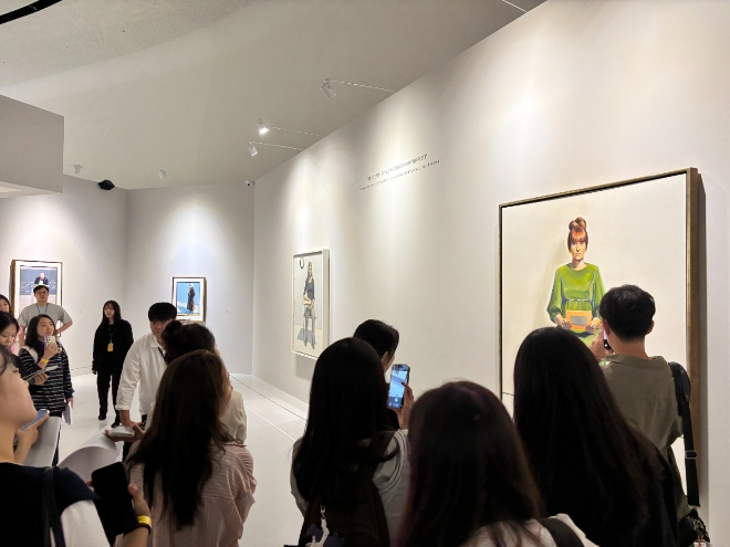 18일 서울 동대문디지털플라자(DDP)에서 열린 '웨인 티보' 회고전에서 관람객이 작품을 감상하고 있다. 사진=이민지 기자.