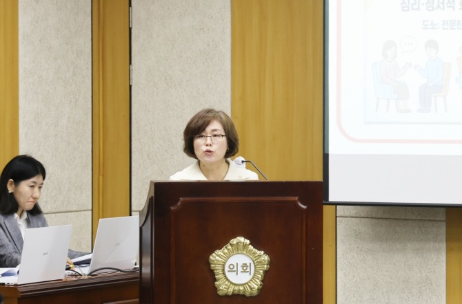 변소영 청도군의원이 제320회 제1차 정례회 제10차 본회의에서 가족돌봄청소년과 제도 밖 위기 청소년 보호를 위한 통합지원체계 구축을 촉구하는 5분 자유발언을 하고 있다. 사진=청도군의회