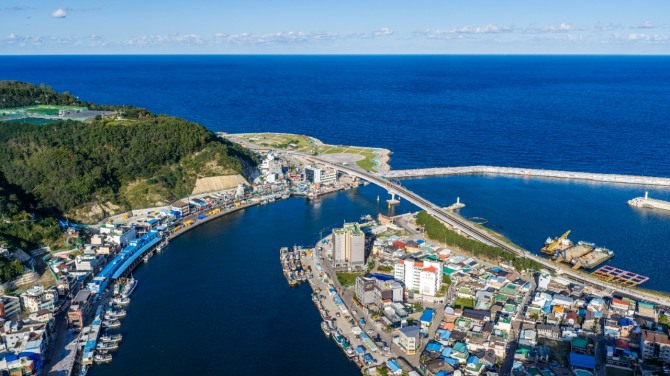 강구항과 푸른 동해를 가로질러 강구4리와 삼사리를 연결하는 강구해상대교 전경. 사진=영덕군