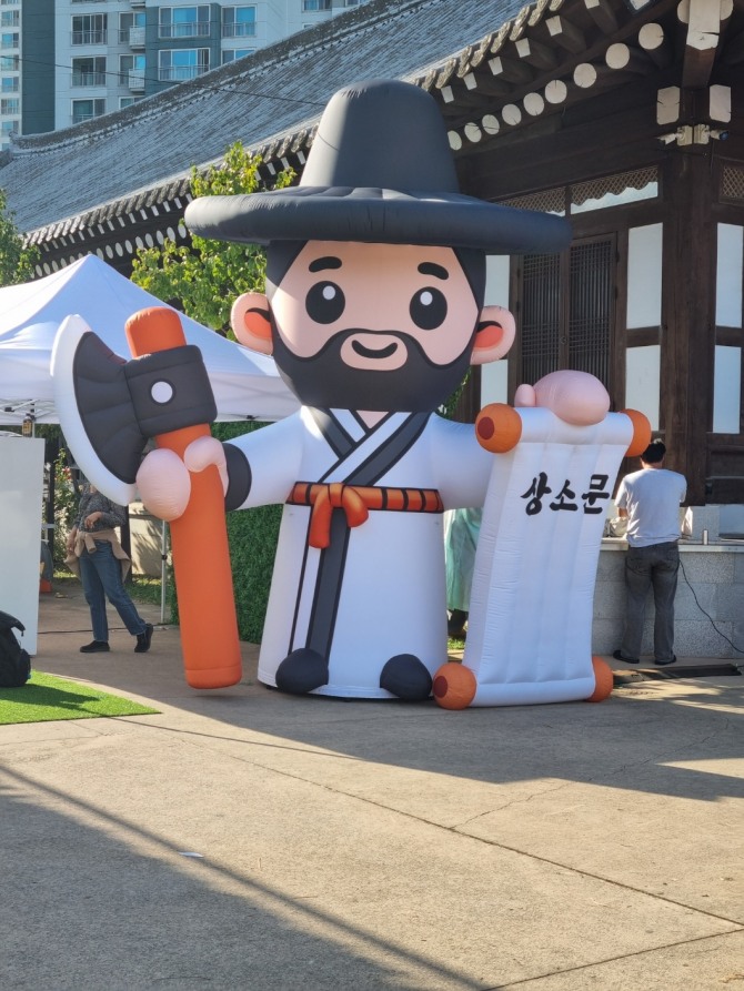 중봉 조헌 선생의 기개를 표현했다. 평생 상소문을 올려 옳은 길을 찾았고 파직과 유배로 점철된 인생의 끝은 의병장으로서의 의로운 순국이었다. 도끼로 내 머리를 자르라는 의미로 도끼를 들고 상소문을 올려 유명한 '지부상소'를 캐릭터로 담았다. 사진=엄정권 기자