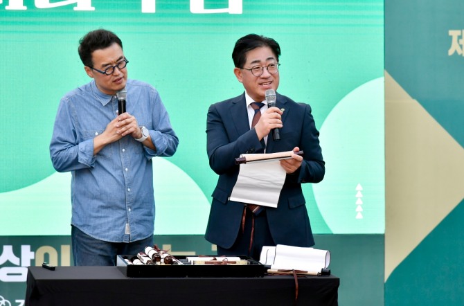 이기형 김포시장이 시장에게 올리는 김포시민의 상소문을 읽고 답하고 있다. 시민들은 육아 돌봄의 어려움을 호소하기도 했고 치매약 개발을 주문하기도 했다. 옆은 최태성 역사 강사. 최 강사의 호소력 있는 강의는 시민을을 매료시켰다. 사진=김포시