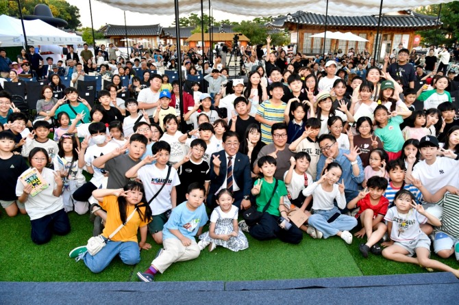중봉 조헌 선생 문화제는 가족 나들이로 제격이었고 특히 어린이들에게 다양한 체험의 즐거움을 주었다는 호평을 들었다. 이기형 김포시장이 어린이들에 둘어싸여 웃고 있다. 사진=김포시
