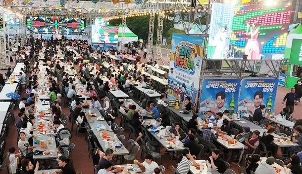 지난 6월 울산 중구 태화강마두희축제에서 치맥페스티벌이 열리고 있다. 축제는 큰줄당기기를 중심으로 치맥·EDM·수상행사까지 프로그램을 넓혀왔고, 이 과정에서 ‘마두희’의 전통성이 옅어진다는 지적도 나온다. 사진=울산 중구
