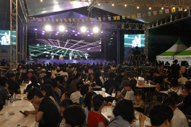 지난 6월 울산 중구 태화강마두희축제 폐막식이 열리고 있다. 사흘간 33만여명이 찾았지만 축제가 커질수록 큰줄당기기보다 치맥·EDM·수상행사 비중이 늘고 있다는 지적도 나온다. 사진=태화강마두희축제 홈페이지