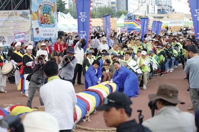 지난 6월 울산 중구 태화강마두희축제에서 시민들이 큰줄당기기에 참여하고 있다. 320년가량 이어진 큰줄당기기는 마두희의 정체성을 가장 직접적으로 보여주는 핵심 행사다. 사진=태화강마두희축제 홈페이지