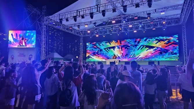 지난 6월 태화강마두희축제에서 EDM 공연이 펼쳐지고 있다. 전통축제에 대중공연이 확대되면서 정체성 논쟁도 이어지고 있다. 사진=태화강마두희축제 홈페이지