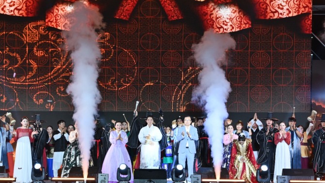지난 19일 미사호수공원 잔디광장에서 열린 '2026 하남이성산성문화제' 개막식에서 이현재 하남시장이 지역 예술인들과 개막을 축하하고 있다. 사진=하남시