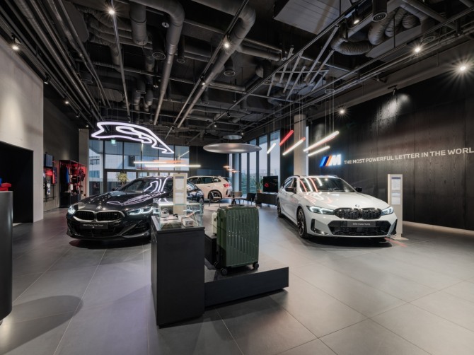 BMW 자유로 전시장에 마련된 BMW 7시리즈 전용 전시 공간. 바바리안모터스는 프리미엄 모델을 위한 개별 공간과 디지털 미디어 환경을 강화했다. 사진=BMW코리아