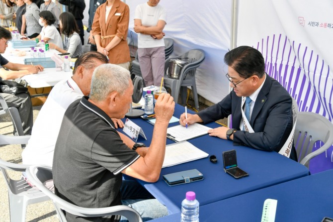 이기형 김포시장은 늘 같은 모습으로 현안을 경청하며 꼼꼼히 메모했다. 주무 부서를 거쳐 민원인에 결과를 통보할 예정이다. 사진=김포시 