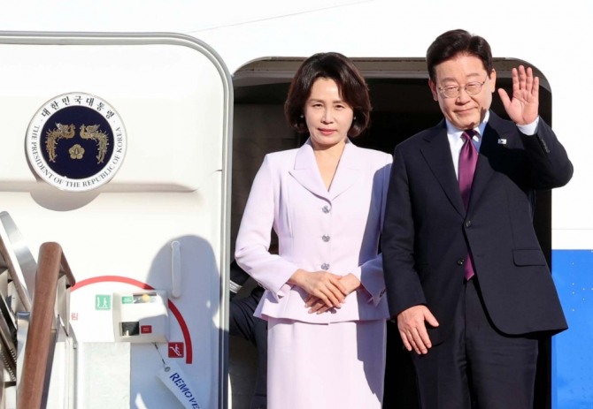 유엔 총회 참석차 뉴욕을 방문하는 이재명 대통령과 김혜경 여사가 지난 21일 경기 성남 서울공항에서 공군 1호기에 올라 인사하고 있다. 사진=뉴시스