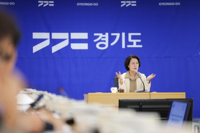 추미애 경기도지사가 지난 22일 열린 9월 월간회의를 온라인으로 생중계하며 회의를 주재하고 있다. 사진=경기도