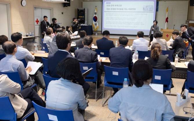지난 4월 24일 영주적십자병원에서 열린 보건복지부 의료혁신 지역순회 간담회에서 지역 의료인력 부족과 응급실 운영 문제가 논의되고 있다. 당시 장석 영주적십자병원장은 24시간 응급실 운영에 응급의학과 의사 5~6명이 필요하다고 밝혔다. 사진=보건복지부