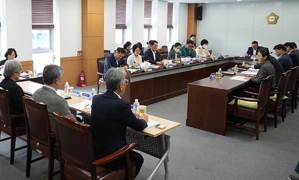 지난 8일 영천시의회 간담회에서 시의원과 영천시보건소, 영남대학교·영천병원 관계자들이 응급실 운영과 의료인력 확보 방안을 논의하고 있다. 사진=영천시의회