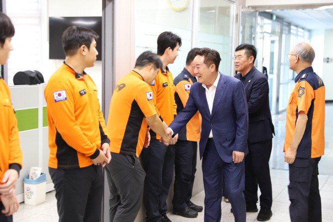 박권현 청도군수가 지난 22일 청도소방서와 119안전센터를 찾아 추석 연휴 재난 대응태세와 현장 근무 상황을 점검하고 있다. 사진=청도소방서
