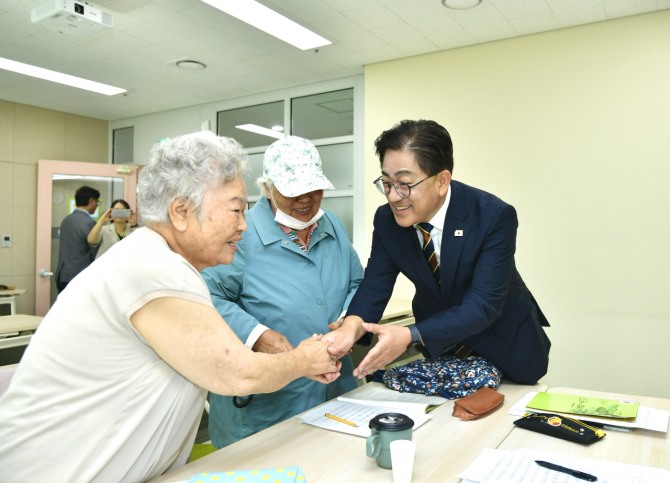 이기형 김포시장이 몸이 불편한 노인들을 찾아 위로하고 있다. 사진=김포시