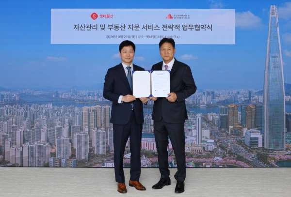 장재훈 롯데물산 대표이사(왼쪽)와 황점상 쿠시먼앤드웨이크필드 코리아 대표 기념 촬영 모습. 사진=롯데물산