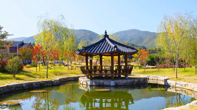 은해사 입구 도시숲의 연못과 정자. 울창한 나무 사이로 물과 쉼터가 어우러져 금포정길에 들어서기 전 또 다른 숲 풍경을 만든다. 사진=영천시 공식 블로그