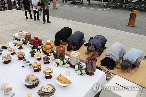 추석인 25일 오전 경기도 파주시 임진각 망배단에서 실향민 가족들이 북녘을 향해 절을 올리고 있다. 사진=연합뉴스