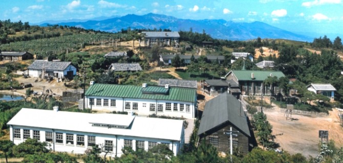 1964년 촬영된 경산 신천동 메노나이트 실업학교 전경. 한국전쟁 뒤 전쟁고아와 미망인 등의 자립을 위한 직업교육이 이뤄졌으며 당시 교실과 교무실 건물 일부가 지금도 남아 있다. 사진=메노나이트 아카이브