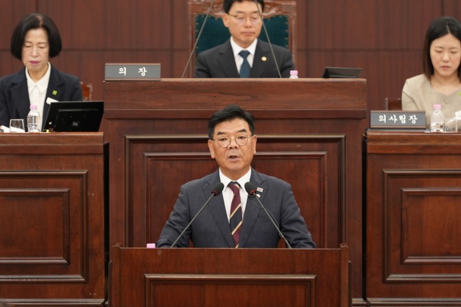 지난 7일 양재영 경산시의원이 제273회 경산시의회 정례회 시정질문에서 메노나이트 관광자원화 사업의 전면 백지화를 요구하고 있다. 사진=경산시의회