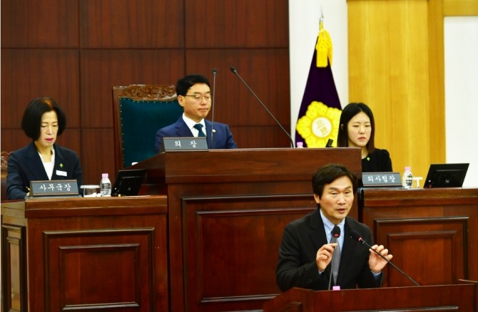 지난 21일 조현일 경산시장이 제273회 경산시의회 정례회 제2차 본회의에서 메노나이트 관광자원화 사업을 축소·재설계하고 국비 확보 뒤 재추진하겠다는 입장을 밝히고 있다. 사진=경산시